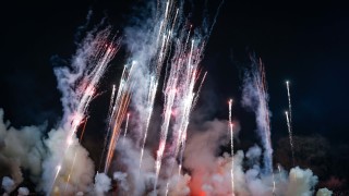 Ултрасите на ЦСКА от емблематичния Сектор Г които пуснаха заря