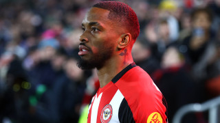 Централният нападател на Брентфорд Айвън Тони се пошегува с