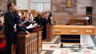 Погребението на Лайра Маккий доведе до необичайно политическо единство в