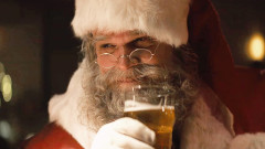 Когато Дядо Коледа пие бира и раздава правосъдие