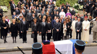 Погребението на Ив Сен Лоран събра стотици