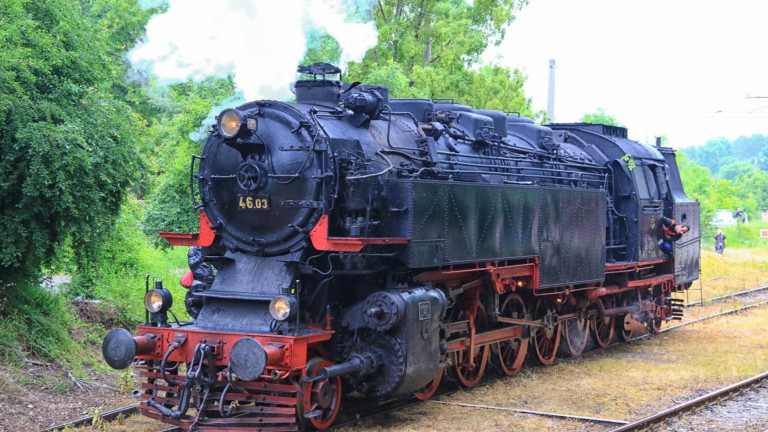 Атракционен влак с парен локомотив ще пътува до Долни Раковец за "Чесън фест 2025"