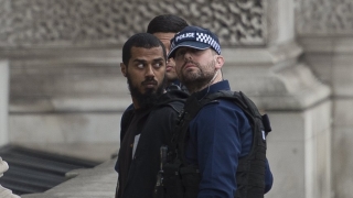 Въоръжен мъж задържан до резиденцията на британския премиер 