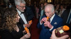 След болничния престой - крал Чарлз свири на морков и не спира да се усмихва