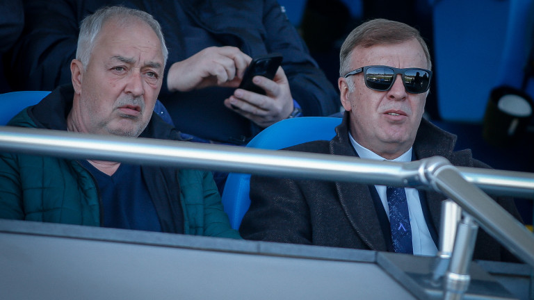 Наско Сираков и Иво Ивков седят на разстояние на "Арена Арда"