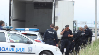 Полицията залови 28 годишен румънец да превозва 20 афганистански мигранти на