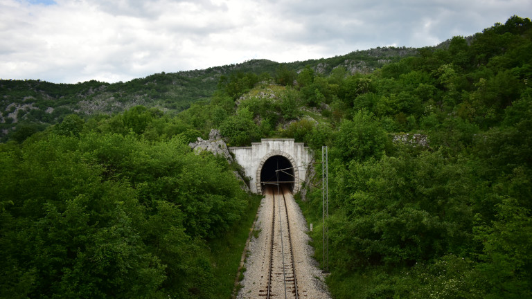 Най-дългият тунел в Черна гора, през който годишно минават 11 000 влака, получи €850 000 за бъдеща реконструкция