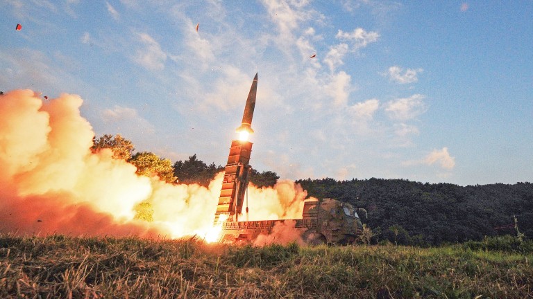 Пхенян транспортира балистична ракета към крайбрежието си