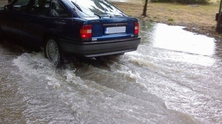 Пороен дъжд се изсипа над Западна България