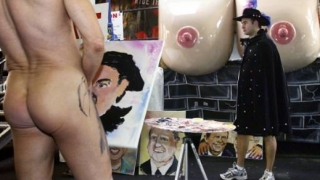 Австралийски художник рисува с пениса си, бори се за награда