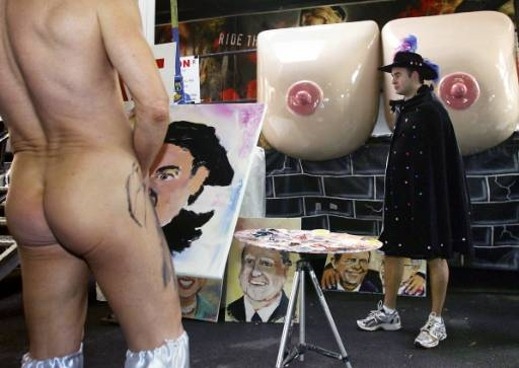 Австралийски художник рисува с пениса си, бори се за награда