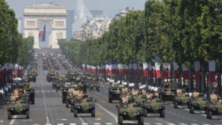 Военни от Мали поведоха парада във Франция 