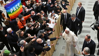 Родителите на хомосексуални деца не трябва да ги осъждат а