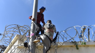 Депортирането на стотици марокански младежи от испанския анклав Сеута през
