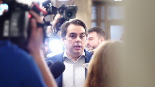 На нарочен брифинг в Партийния дом бившият финансов министър а