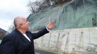 Премиерът Бойко Борисов инспектира изграждането на подпорната стена по пътя