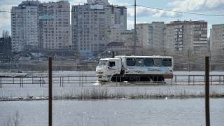 Нивото на водата в река Тобол около руския град Курган