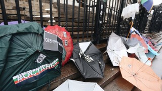 Флашмоб със счупени чадъри окичени с развалена риба цаца се