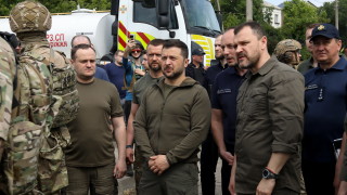 Украинският президент Володимир Зеленски пристигна в засегнатата от наводненията Херсонска