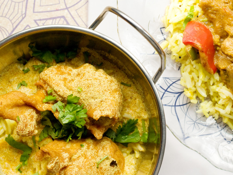 Бухти от нахут със сос от кисело мляко и куркума