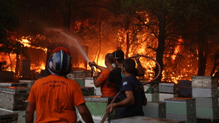 Евакуират хора от покрайнините на Атина заради пожар