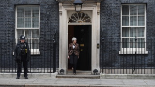 Премиерът на Великобритания Тереза Мей е под натиск от министри