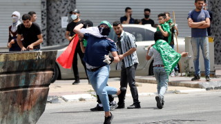 Израелската полиция щурмува джамията "Ал-Акса" при нови сблъсъци с палестинците