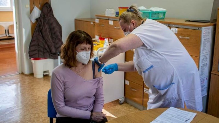 Чехия затяга мерките след рекордна заболеваемост от коронавирус