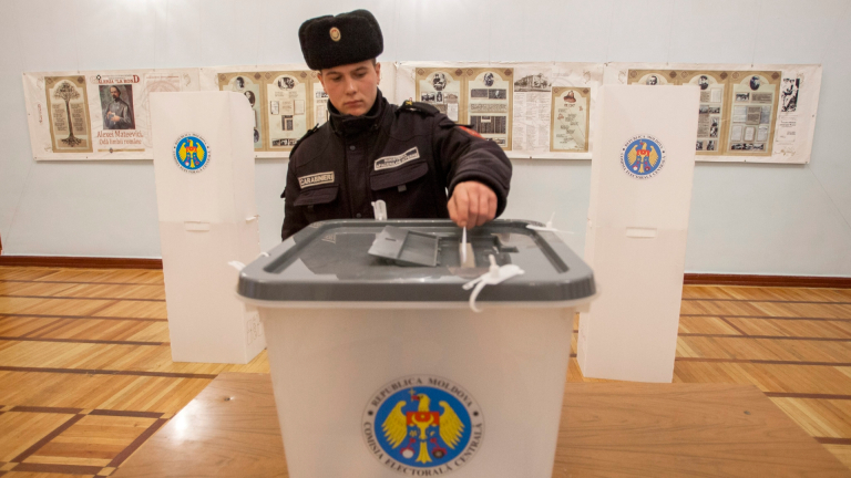 Молдовци избират между Москва и Брюксел на балотажа за президент