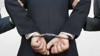 Арестуваха служител в Община Несебър за купуване на гласове съобщава