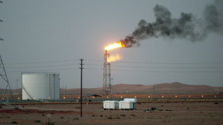 Мащабен пожар избухна в най голямата петролна рафинерия в Саудитска Арабия