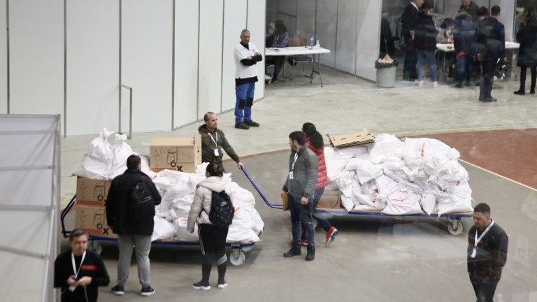 Има припаднали членове на СИК-овете в София и Пловдив