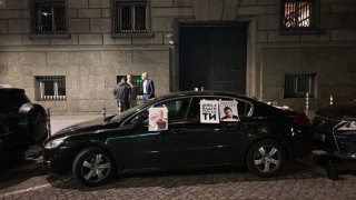 Леки автомобили блокираха входовете на служебния паркинг на НС в