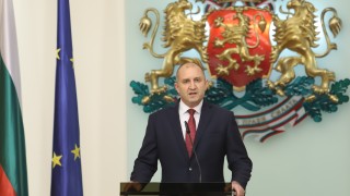 Кандидат президентската двойка Румен Радев Илияна Йотова печелят втори президентски мандат с