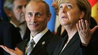 Путин доволен, Меркел с подаръци след срещата на Г-8 в Санкт Петербург