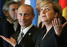 Путин доволен, Меркел с подаръци след срещата на Г-8 в Санкт Петербург