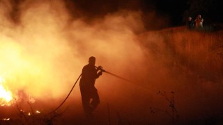 Пожар с фронт 10 км гори в община Карнобат