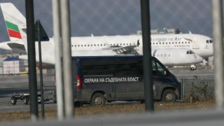Самолетът с който Евгения Банева беше екстрадирана от Франция кацна