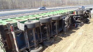 56 годишен водач на камион се преобърна на пътя между Септември