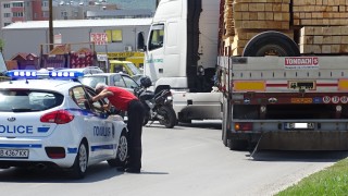 Товарен автомобил извършващ ляв завой засече моторист съобщи Нова телевизия