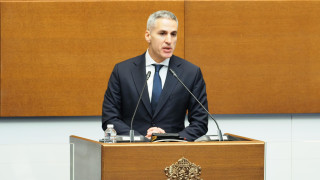 Гюров няма да гони US самолетите, а иска да ги мести