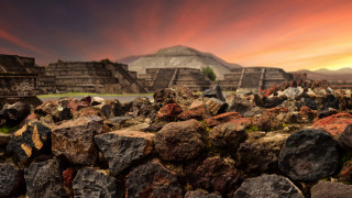 През 1545 г бедствие покосява ацтеките в Мексико болестта започва с