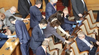 Депутатите се цакат с топла бира за замразяване на заплатите си