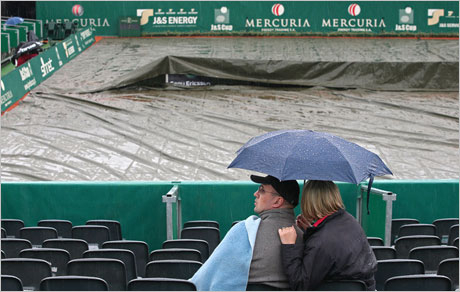 Дъжд прекъсна финала във Варшава
