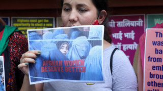 Превземането на Афганистан от талибаните несъмнено изложи живота на жените в