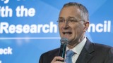  Шефът на научноизследователската активност на Европейски Съюз засегнат хвърли оставка 