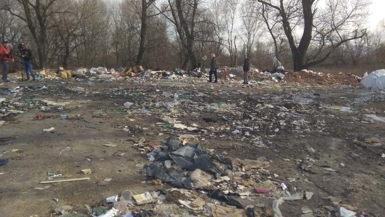 Търсят собственика на терена, където бяха открити тонове отпадъци край река Чая