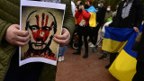  Гневни протестиращи псуваха съветския дипломат в Дъблин след нахлуването в Украйна 