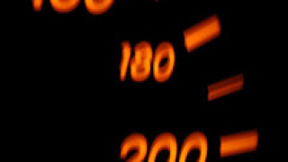 Пиян грък скача на наши полицаи