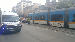 Два автомобила са катастрофирали на кръстовището на булевардите Христо Ботев